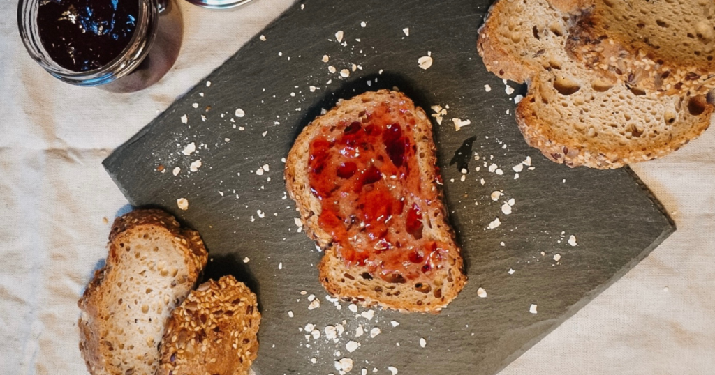Brot auf das Glühweingelee gestrichen wurde